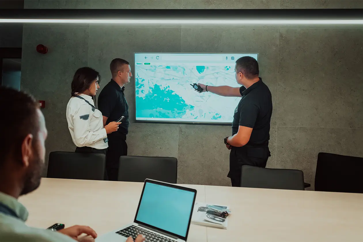 Abogado trabajando en una planeación fiscal en la computadora portátil